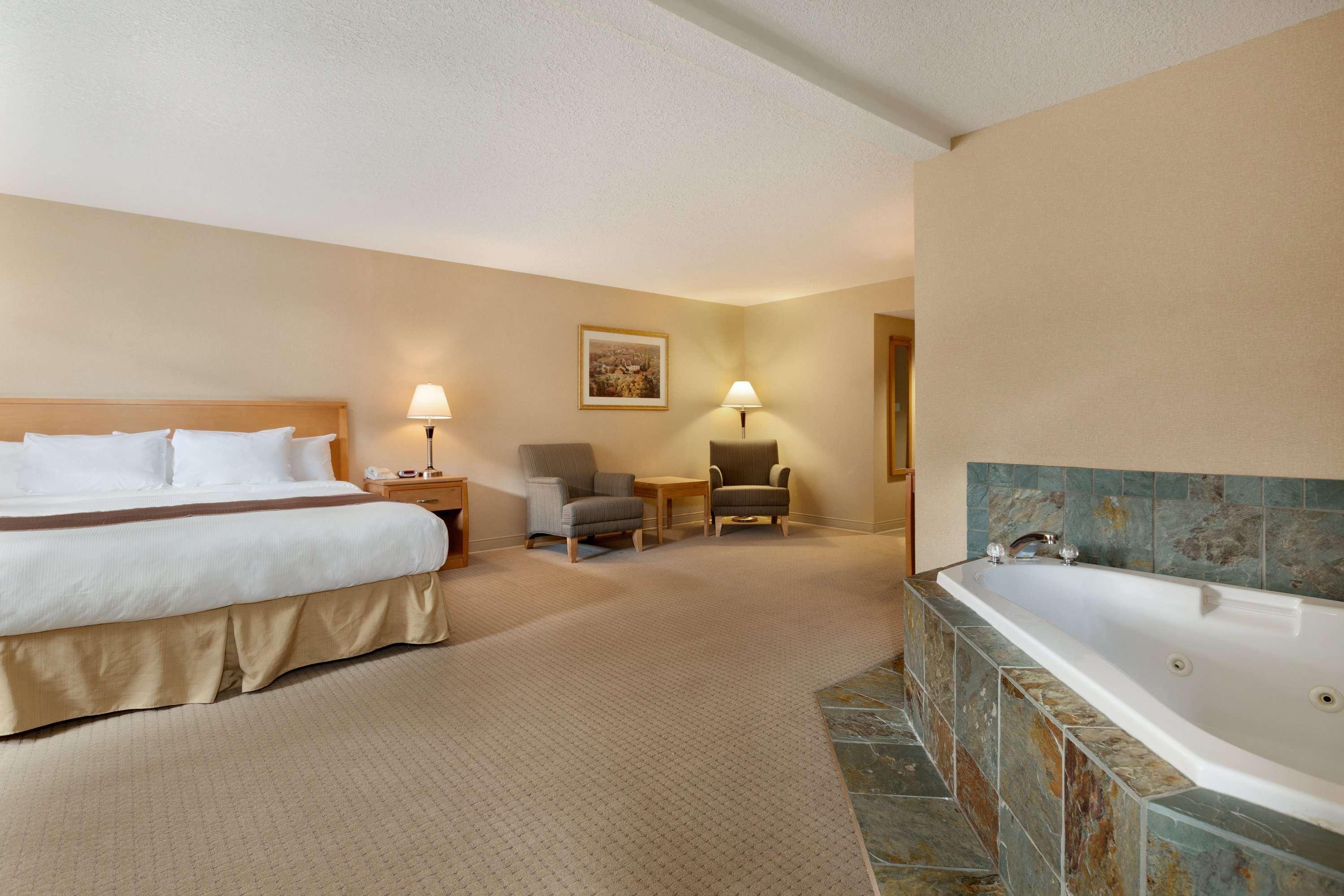 Ramada By Wyndham Nanaimo Hotel Exterior photo