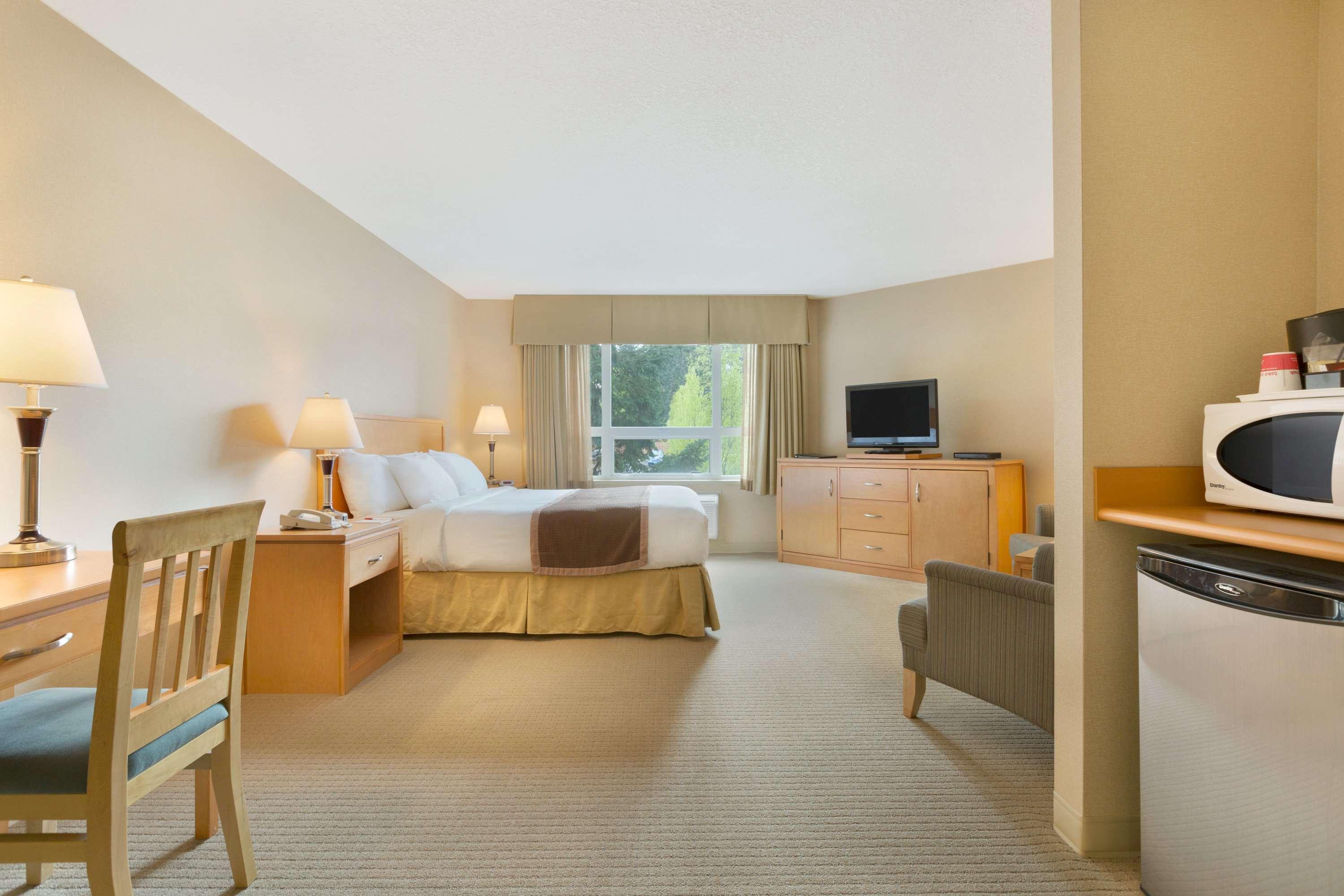 Ramada By Wyndham Nanaimo Hotel Exterior photo